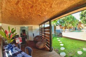 una casa con terraza con mesa y patio en bungalow avec piscine chauffée., en Saint-Joseph
