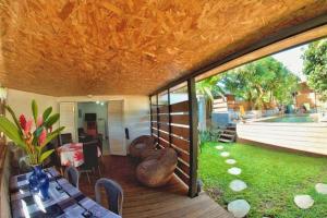 Zahrada ubytování bungalow avec piscine chauffée.