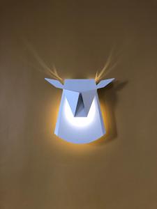 una luz en una caja en una pared en Résidence étoile, en Saint-Yrieix-la-Perche