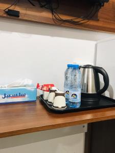 Příslušenství pro přípravu čaje a kávy v ubytování MY HOTEL Nizwa Residence Hotel Apartments نزوى ريزيدنس للشقق الفندقيه
