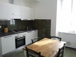 A kitchen or kitchenette at La Casa al Mare