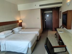 Postel nebo postele na pokoji v ubytování Courtyard by Marriott Madurai