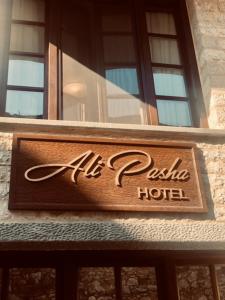 una señal de hotel en el lateral de un edificio en Ali Pasha Hotel en Ioánina