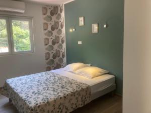 a bedroom with a bed and a window at Chez Jean Claude la villa des amis in Olmeto
