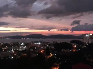 Blick auf eine Stadt in der Nacht mit Sonnenuntergang in der Unterkunft 1Bedroom SeaView StudioApartment in Kuah