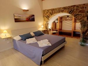 1 dormitorio con 1 cama grande en una habitación en La Borgata, en Tovo San Giacomo