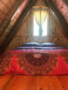 een bed in een kamer met een raam bij Kardobungalow in Cayeli