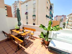 d'une terrasse avec une table et des chaises sur un balcon. dans l'établissement Manuela Nogales Apartments!, à Malaga