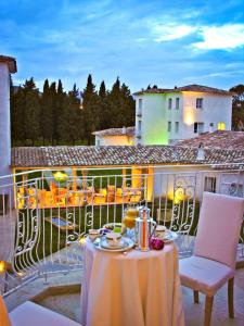 une table et des chaises sur un balcon avec vue dans l'établissement Tartheshotel, à Guspini