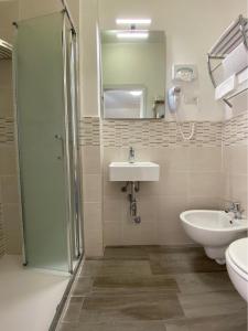 W łazience znajduje się umywalka, prysznic i toaleta. w obiekcie Hotel Monna Lisa w mieście Procchio