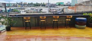 un bar su un balcone con sgabelli sul pavimento di Grandma House a Can Tho