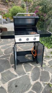 Ein für Gäste verfügbarer Grill im Ferienhaus