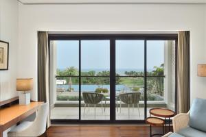 una sala de estar con una gran puerta corredera de cristal en Sheraton Grand Chennai Resort & Spa en Mahabalipuram