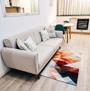 sala de estar con sofá y mesa en Bijou Aparthotel en Galaţi