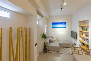 un soggiorno con divano e TV di Carioca Kiwi House - Centro Histórico a Tarifa