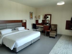 Postel nebo postele na pokoji v ubytování Courtyard by Marriott Madurai