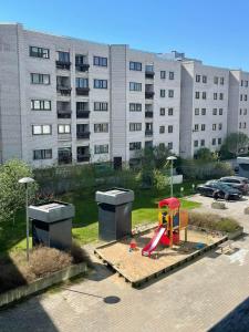 un parque infantil en un aparcamiento frente a un edificio en City Center Tartu mnt - FREE Parking, en Tallin
