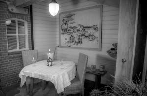 奧斯楚特的住宿－Bed en Box 3610，一张桌子,上面有两把椅子和蜡烛