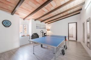 una mesa de ping pong en una habitación con paredes blancas en Serenity Villa Campanet, en Campanet