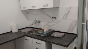 a kitchen counter top with a sink and a sink at SELF CHECK-IN APARTAMENT LOTNISKO SZPITAL PARKING TARGi in Poznań