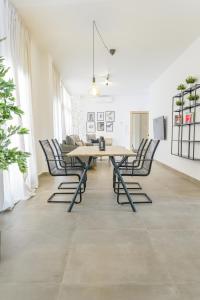 ein Esszimmer mit einem Tisch und Stühlen in der Unterkunft Moott Homes Suites Casa de los Leones APTO 1 in Almería