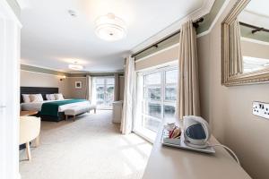 Postel nebo postele na pokoji v ubytování Ballina Manor Hotel + 37 fotografií