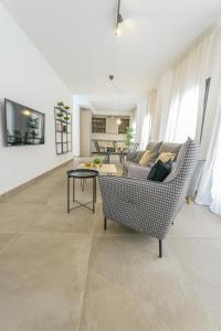 uma sala de estar com um sofá e uma mesa em Moott Homes Suites Casa de los Leones APTO 1 em Almeria