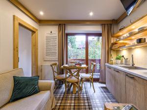 Kuchyňa alebo kuchynka v ubytovaní VisitZakopane - Willa Bajka Apartments