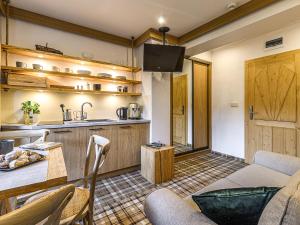 Kuchyňa alebo kuchynka v ubytovaní VisitZakopane - Willa Bajka Apartments