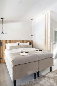 1 dormitorio con 1 cama grande y 2 toallas. en Pellinge Marina en Porvoo