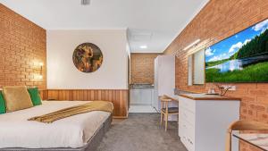 Ένα ή περισσότερα κρεβάτια σε δωμάτιο στο Golden River Motor Inn +40 φωτογραφίες