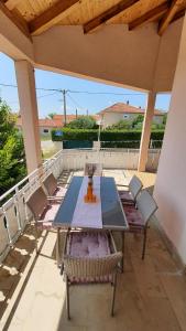 een tafel en stoelen op een patio met een dak bij Villa lavanda in Lovinac