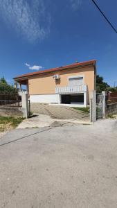 een huis met een oprit ervoor bij Villa lavanda in Lovinac