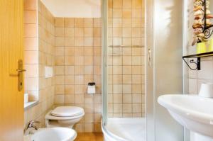 ein Bad mit einem WC, einem Waschbecken und einer Dusche in der Unterkunft B&B Ai Tigli in Udine