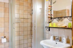 ein Bad mit einem Waschbecken und einer Dusche in der Unterkunft B&B Ai Tigli in Udine