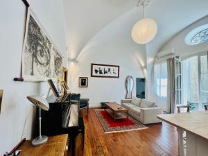 un soggiorno con un divano e un tavolo di Courbet's bachelor pad a Montpellier