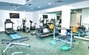 Fitness centrum a/nebo fitness zařízení v ubytování Muscat Gate Hotel