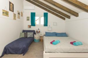 2 Betten in einem Zimmer mit blauen und weißen Wänden in der Unterkunft Dolce Vita in Šibenik