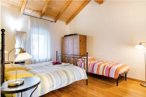 sypialnia z 2 łóżkami i stołem w obiekcie B&B Ai Tigli w mieście Udine