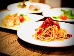 竹富町にある竹富島　茜屋の他の皿と一緒にテーブルに盛られたスパゲッティ