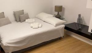 1 dormitorio con 1 cama blanca grande y toallas. en HOME OF OLYMPOS, en Litóchoron