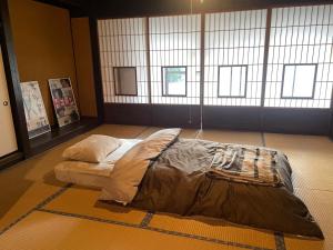 Postel nebo postele na pokoji v ubytování ゲストハウス　にじゅうよん + 9 fotografií