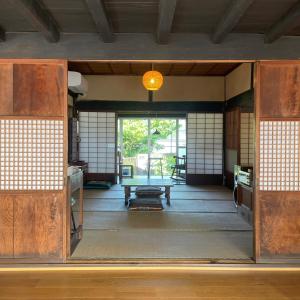 an open door to a room with a table in it at ゲストハウス　にじゅうよん in Sakashita