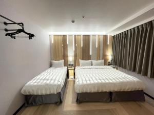 Rúm í herbergi á Silken Hotel