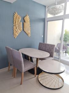 une salle à manger avec deux tables et deux chaises dans l'établissement brand new villa, à Dubaï