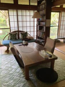 大島的住宿－ＯＫＵＮＯ ＩＥ，带沙发和咖啡桌的客厅