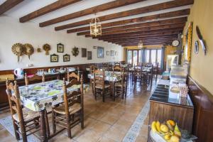 kuchnia i jadalnia ze stołami i krzesłami w obiekcie Cortijo Amaya w mieście Torrox Costa