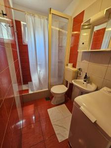 La salle de bains est pourvue de toilettes et d'un lavabo. dans l'établissement Mala kuća ispod borova, à Primošten