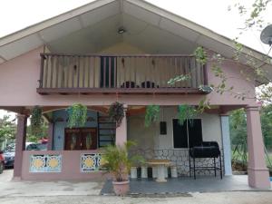 un edificio con balcón en la parte superior en Homestay D'Hiburan Kuala Rompin, en Kuala Rompin