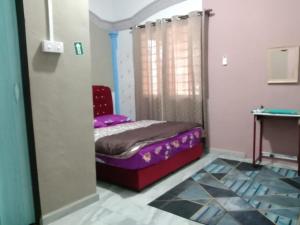 a small bed in a room with a window at Homestay D'Hiburan Kuala Rompin in Kuala Rompin